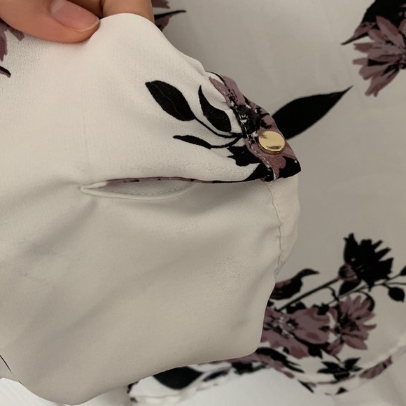 V-Neck Floral Blouse - Picture 4 of 7